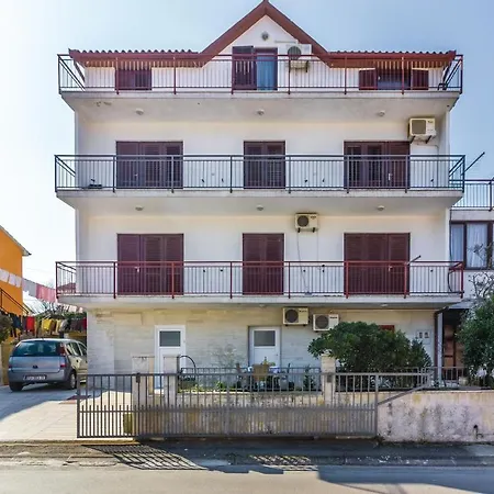 1 Bedroom Lovely In Apartment