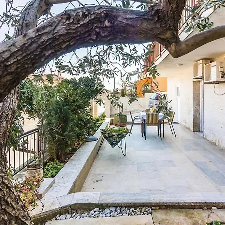 1 Bedroom Lovely In *