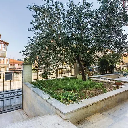 1 Bedroom Lovely In Apartment *