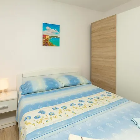 1 Bedroom Lovely In Apartment